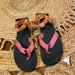 Two tone teva size 7